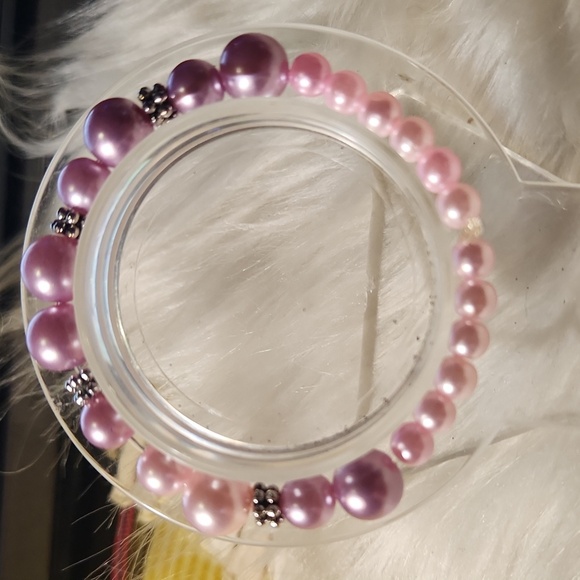 Handcrafted beaded bracelet made on a stretchy cord - Picture 1 of 4